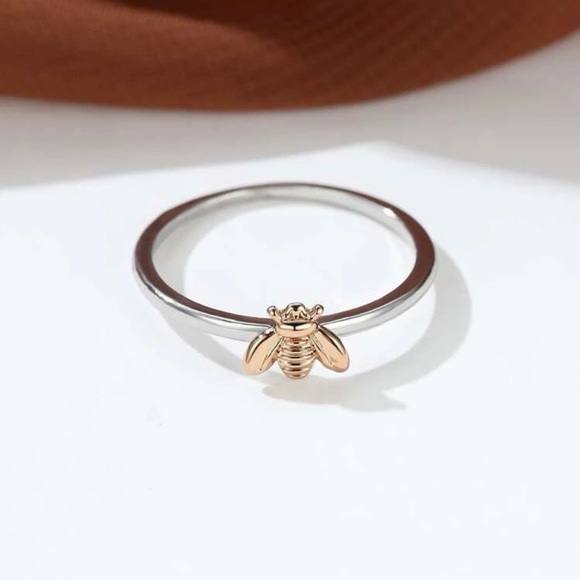 Silver Bee Ring - Picture 3 of 4